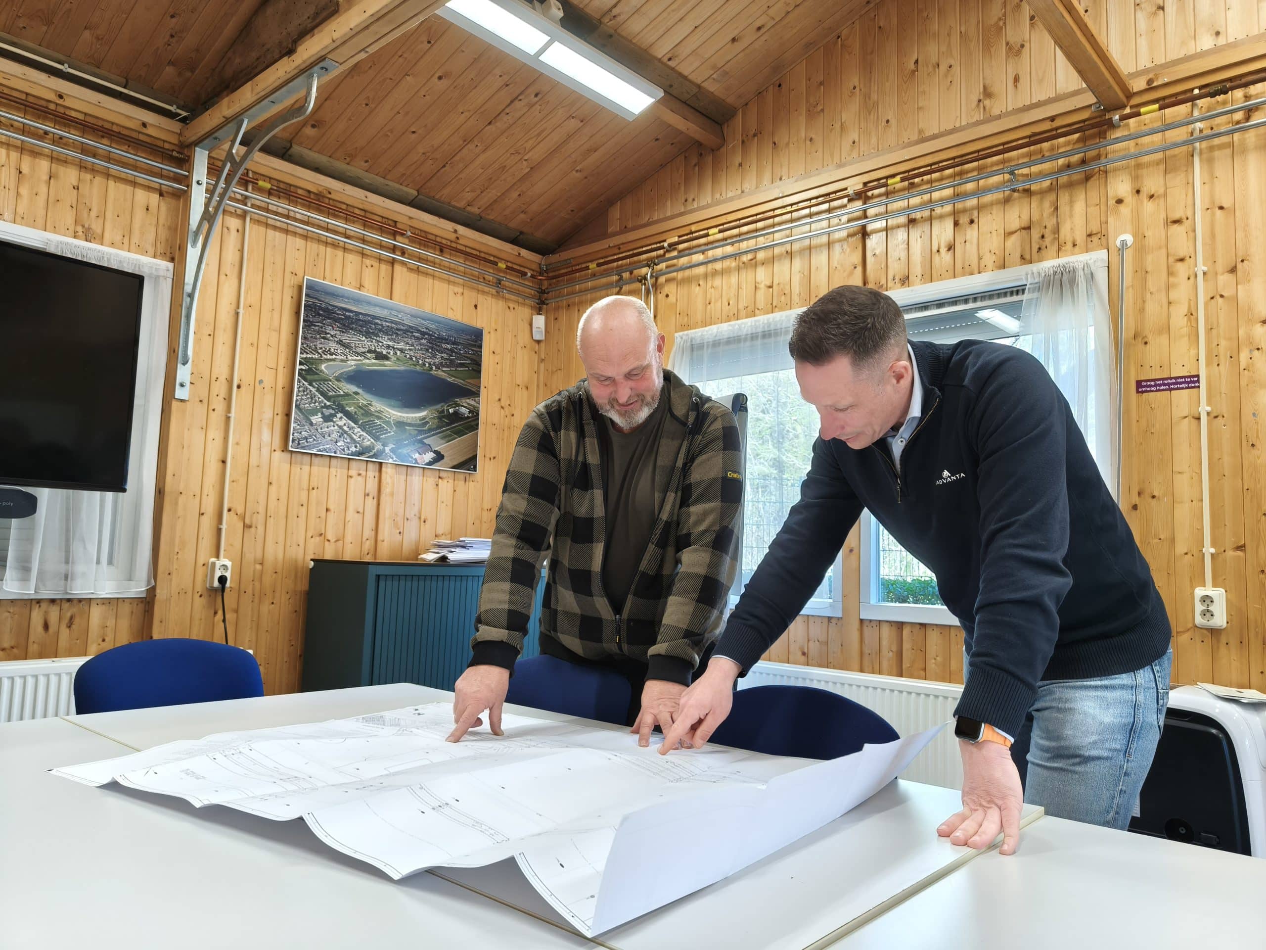 Erik Pessel (links), verantwoordelijk voor het beheer van zo’n 100 sportvelden in de gemeente, en grasspecialist Mark van Putten van Advanta. 