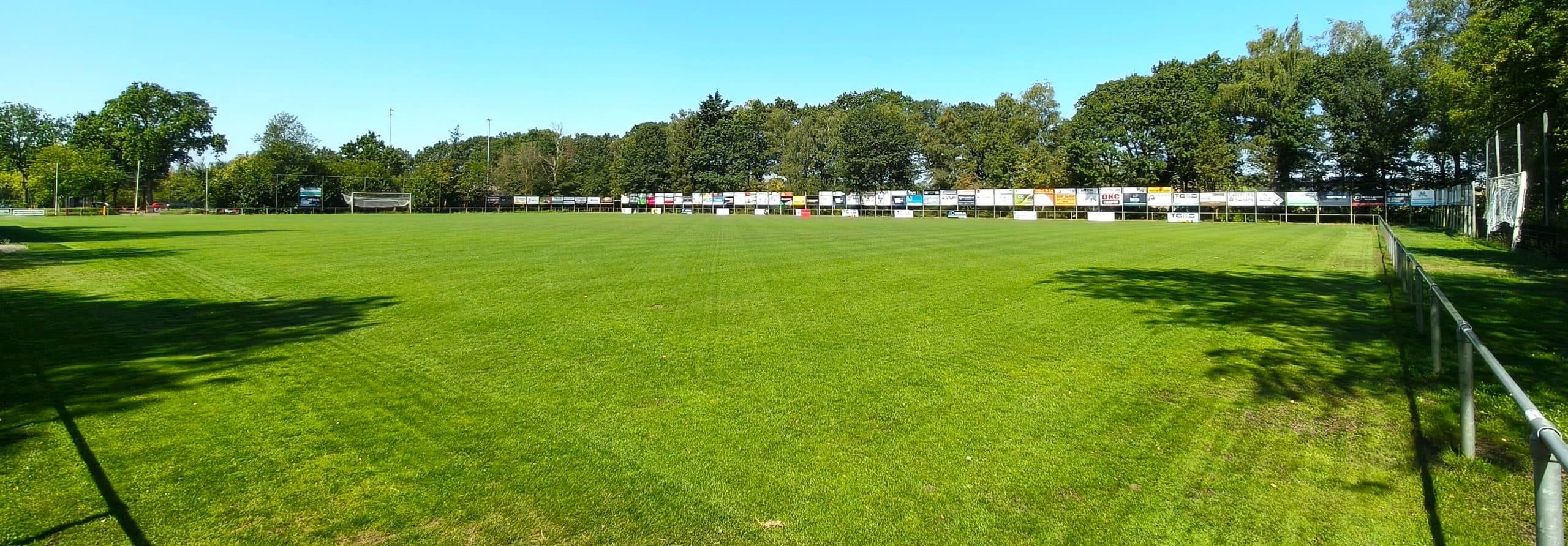 Goed onderhouden groen grasveld bij sportcomplex in Eersel
