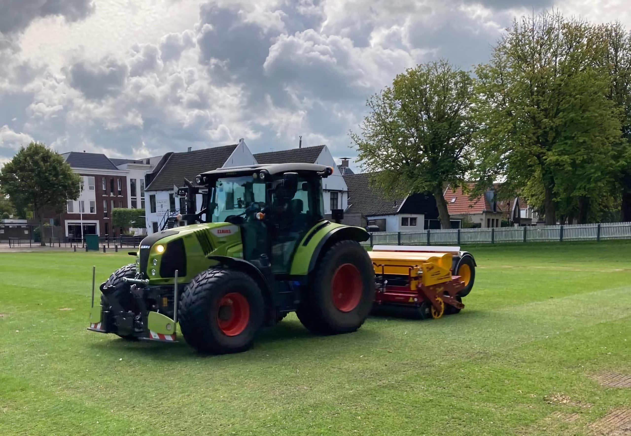Sportveld doorzaaien met doorzaaimachine in gemeente Waadhoeke