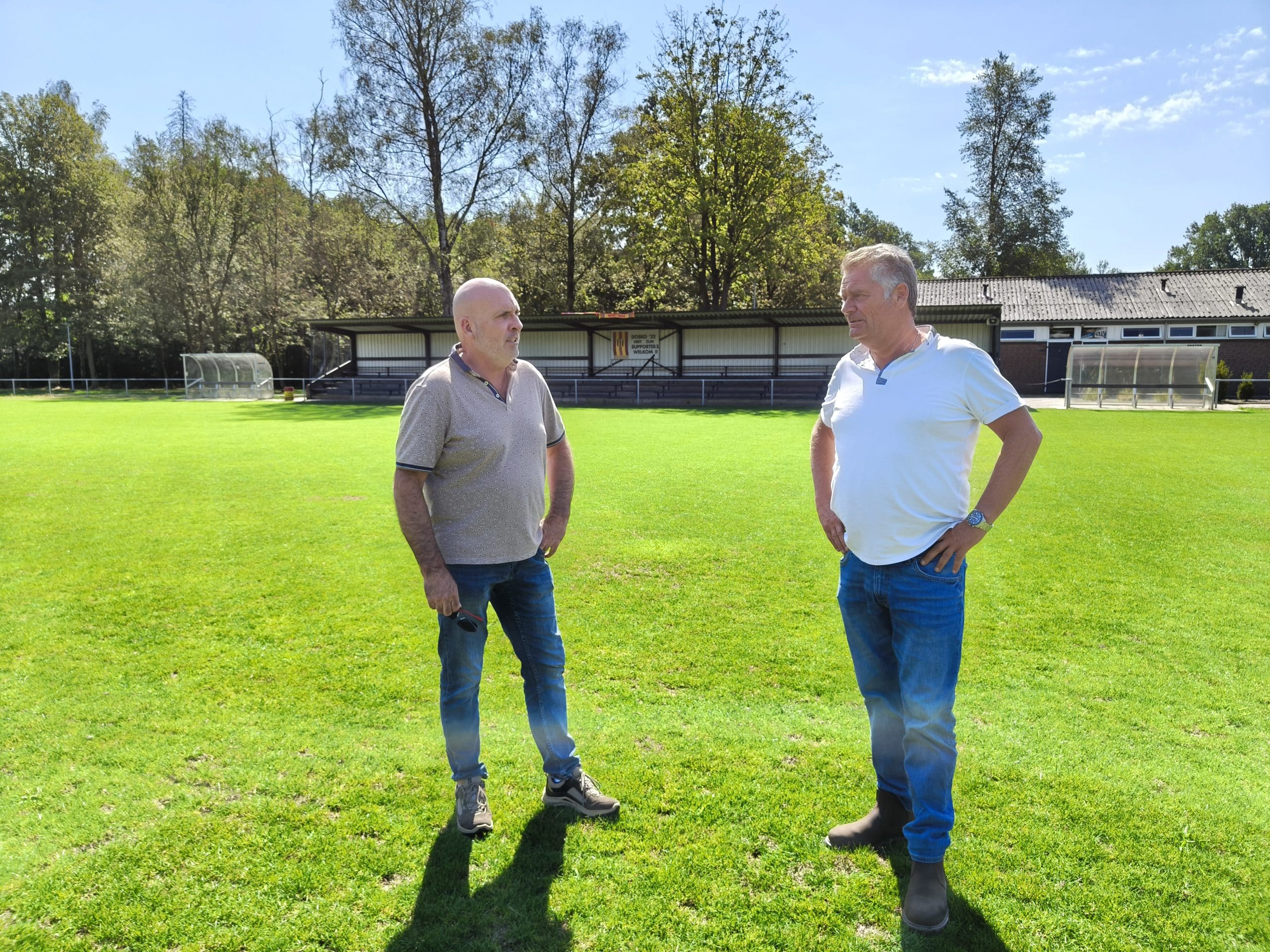 Jan Krijnen en Cas van Vroonhoven op sportveld in Eersel