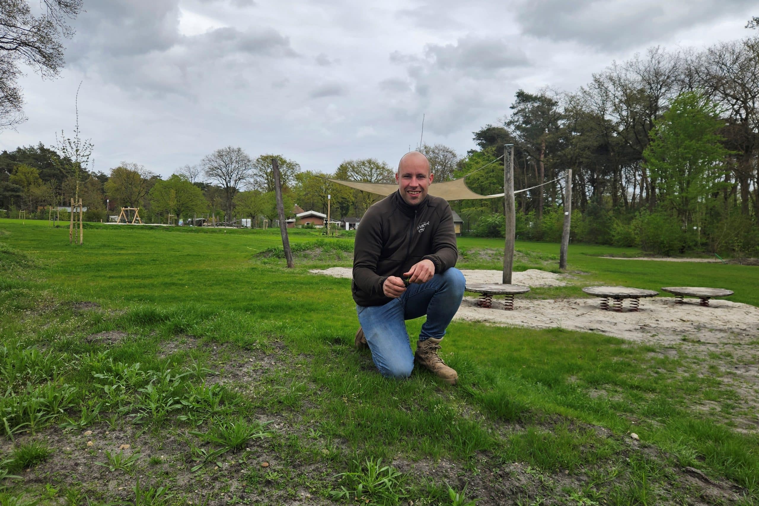 Joost Ellenbroek bij bloemrijke keverbank op De Lemeler Esch