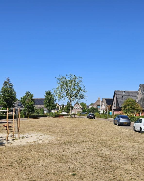 Droogteschade aan gras op een speelveld in openbaar groen